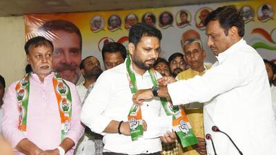 Bihar Congress president Akhilesh Prasad Singh welcomes Sunny Hazari, son of JD(U) minister Maheshwar Hazari, into the party in Patna. (HT photo)