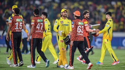 Chennai Super Kings' MS Dhoni (C) shakes hands with Sunrisers Hyderabad's players. (AFP) Chennai Super Kings' MS Dhoni (C) shakes hands with Sunrisers Hyderabad's players. (AFP)