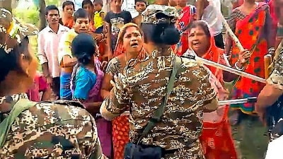 Village women attack an NIA team at Bhupatinagar nagar in East Midnapore district on April 6. (PTI)