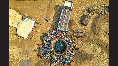 Villagers in Shahapur taluka, Thane, gather around as tankers arrive to empty their contents into an empty well. (HT Archives) Villagers in Shahapur taluka, Thane, gather around as tankers arrive to empty their contents into an empty well. (HT Archives)