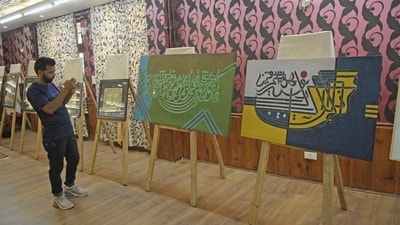 Artwork: Add traditional Islamic artwork, such as calligraphy or paintings, to your walls to add a touch of spirituality and beauty to your home. (HT Photo/Waseem Andrabi ) Artwork: Add traditional Islamic artwork, such as calligraphy or paintings, to your walls to add a touch of spirituality and beauty to your home. (HT Photo/Waseem Andrabi )