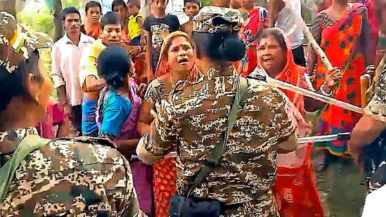 Village women attack an NIA team at Bhupatinagar nagar in East Midnapore district on April 6. (PTI)