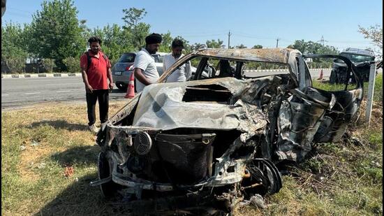 The sports utility vehicle of assistant commissioner of police Sandeep Singh, which caught fire, after colliding with another SUV at Dyalpura bypass near Samrala town of Ludhiana district on Saturday. (Gurpreet Singh/HT)