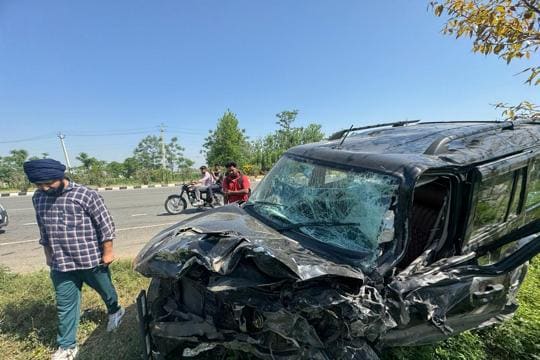 The mangled remains of the Scorpio. It’s driver is absconding. (Gurpreet Singh/HT) The mangled remains of the Scorpio. It’s driver is absconding. (Gurpreet Singh/HT)
