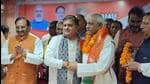 Senior Congress leader and former minister Dinesh Aggarwal joined the BJP (Twitter/@mahendrabhatbjp)