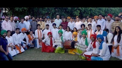 ‘Nukkad natak’ was performed by the members of NGO Initiators of Change and ‘Malwai Giddha’ performance was given by the students of Government Senior Secondary School (Boys), Sahnewal, in Ludhiana on Saturday. (HT Photo)