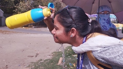 A girl splashing cool water on her face during a hot summer day in Patna, Bihar. (Hindustan Times)