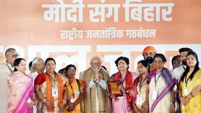 Prime Minister Narendra Modi being honoured with BJP women leaders during a public meeting ahead of Lok Sabha elections, in Nawada, Bihar. ( Hindustan Times)