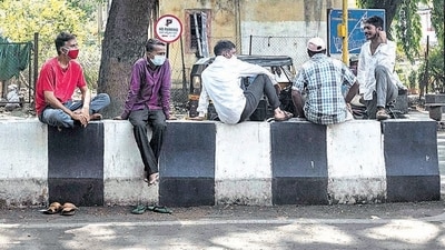 An image of daily wage workers sitting near Dandekar bridge in Pune during the pandemic awaiting work (Pratham Gokhale/HT Photo)