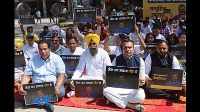 AAP leaders staging a protest in Chandigarh. (HT PHOTO)