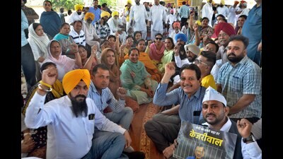 AAP supporters during protest in Ludhiana on Saturday. (HT Photo)