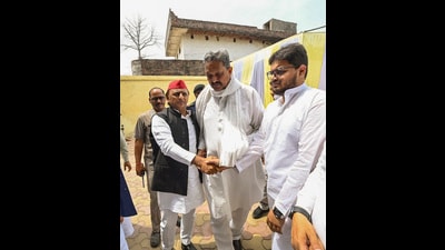 Samajwadi Party chief Akhilesh Yadav meets family members of late gangster-turned-politician Mukhtar Ansari at the latter's residence, in Ghazipur, Sunday (PTI) Samajwadi Party chief Akhilesh Yadav meets family members of late gangster-turned-politician Mukhtar Ansari at the latter's residence, in Ghazipur, Sunday (PTI)