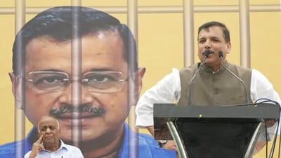 AAP leader Sanjay Singh addressing the ‘Upvas Diwas’ event at Jantar Mantar in New Delhi.