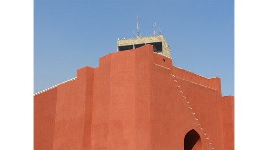 At the magnificent Jantar Mantar Observatory, ancient bright red walls, steps and surfaces remind us of both the physical and metaphorical astronomical gravity of this New Delhi gem, and the pull it has towards this quaint city park and Connaught Place in general.(Nikola Olić )