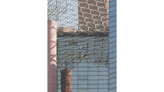 Symbolizing the bustling urban, business, financial and cultural vortex of New Delhi, Connaught Place attracts a variety of architectural statements, with their own industrial mesh, reflective facades and a myriad supporting structures.(Nikola Olić )
