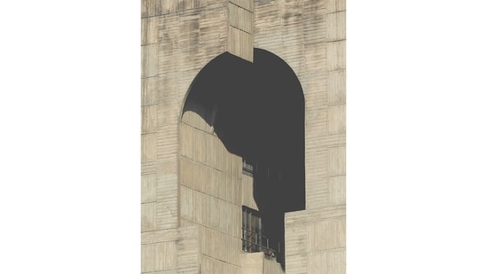 Across from the Jantar Mantar monument to science, astronomy and history-- a brutalist monument and a strong architectural statement of the Palika Kendra structure and its massive facade indentation.(Nikola Olić )