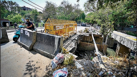 The damaged bridge on Ratan Lal Sahdev Marg in Defence Colony in New Delhi on April 4. (Sanchit Khanna/HT Photo)