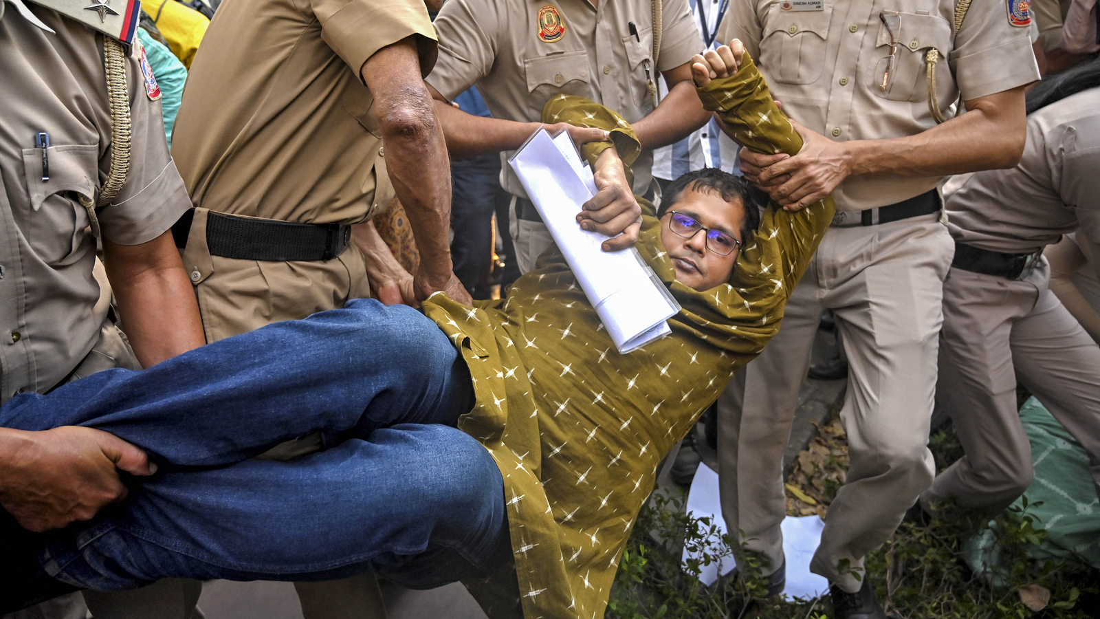 'Delhi police kidnapped us': TMC's Saket Gokhale alleges being taken to unknown location | Latest News India - Vimarsana News