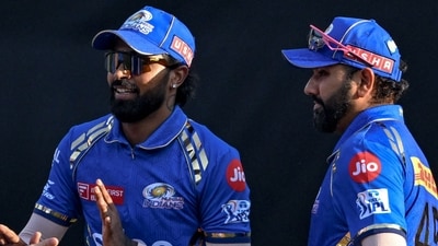 Mumbai Indians' captain Hardik Pandya (C) with his teammate Rohit Sharma after the dismissal of Delhi Capitals' David Warner during the Indian Premier League (IPL) Twenty20 cricket match between Mumbai Indians and Delhi Capitals (AFP)