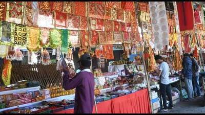 Markets in Lucknow decked up on the eve of Navratri on Monday (HT Photo) Markets in Lucknow decked up on the eve of Navratri on Monday (HT Photo)