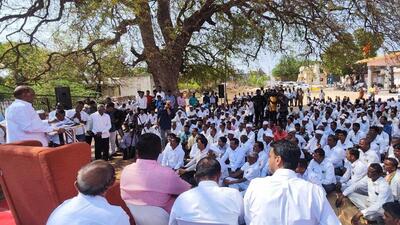 NCP (SCP) chief Sharad Pawar (L) at a public meet in Baramati LS constituency on Monday. (HT) NCP (SCP) chief Sharad Pawar (L) at a public meet in Baramati LS constituency on Monday. (HT)