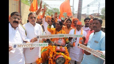 Rajalakshmi Manda being welcomed in Varanasi on Monday (HT Photo)