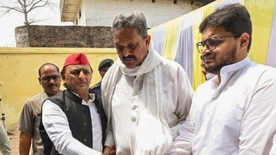Samajwadi Party chief Akhilesh Yadav meets family members of late gangster-turned-politician Mukhtar Ansari(PTI) Samajwadi Party chief Akhilesh Yadav meets family members of late gangster-turned-politician Mukhtar Ansari(PTI)