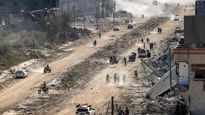 Palestinians who had taken refuge in Rafah in the Gaza Strip leave the city to return to Khan Yunis (AFP)