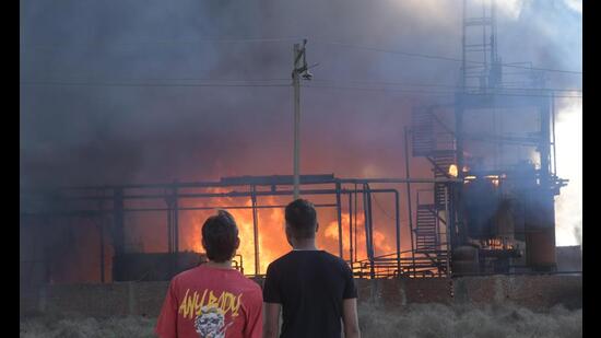 A thick plume of smoke emanating after a fire breaks out at a chemical and pharmaceutical factory at Behra road in Dera Bassi. (HT)