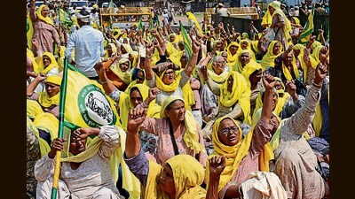 After meeting officials of the Punjab and Haryana governments on Tuesday, farmer unions who have been protesting at the Shambhu and Khanauri borders announced to postpone their ‘rail roko’ protest till April 16. (HT File/)