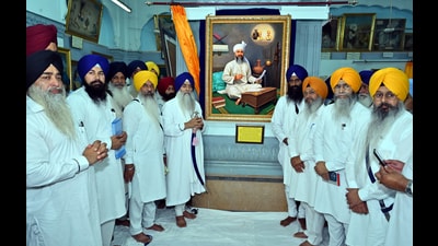 Akal Takht jathedar Giani Raghbir Singh along with others unveils the portrait of Allah Yaar Khan Jogi at Central Sikh Museum in Golden Temple on Tuesday. (HT Photo) Akal Takht jathedar Giani Raghbir Singh along with others unveils the portrait of Allah Yaar Khan Jogi at Central Sikh Museum in Golden Temple on Tuesday. (HT Photo)