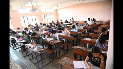 Both parties are opposing the new amendment made by the government regarding the RTE admission process, which is keeping students from poor and backward classes away from quality education. (HT PHOTO)