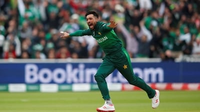 Pakistan's Mohammad Amir celebrates taking the wicket of New Zealand's Martin Guptill (Reuters)