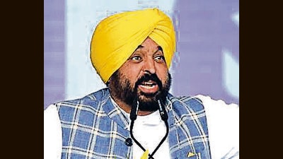 Chief minister Bhagwant Mann and other senior leaders of the Aam Aadmi Party (AAP) on Tuesday shared with the party MLAs and other leaders the mantra of victory in the upcoming Lok Sabha elections, asking them to focus on the two-year report card of the state government. (HT File)