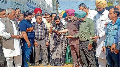 DC Sakshi Sawhney inspecting wheat procurement in Khanna grain market on Tuesday. (HT Photo) DC Sakshi Sawhney inspecting wheat procurement in Khanna grain market on Tuesday. (HT Photo)