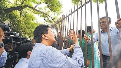 Delhi minister Saurabh Bhardwaj (left) interacts with TMC leaders during the latter’s stir at Mandir Marg police station. (Arvind Yadav/HT) Delhi minister Saurabh Bhardwaj (left) interacts with TMC leaders during the latter’s stir at Mandir Marg police station. (Arvind Yadav/HT)