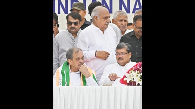 Former Union minister Birender Singh with Congress leaders Mukul Wasnik and Bhupinder Hooda as he joins Congress, at AICC headquarters, in New Delhi on Tuesday. (Sanjeev Verma/HT) Former Union minister Birender Singh with Congress leaders Mukul Wasnik and Bhupinder Hooda as he joins Congress, at AICC headquarters, in New Delhi on Tuesday. (Sanjeev Verma/HT)
