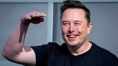Tesla CEO Elon Musk waves as he leaves the Tesla Gigafactory for electric cars after a visit in Gruenheide near Berlin, Germany, Wednesday, March 13, 2024. ((AP Photo/Ebrahim Noroozi)) Tesla CEO Elon Musk waves as he leaves the Tesla Gigafactory for electric cars after a visit in Gruenheide near Berlin, Germany, Wednesday, March 13, 2024. ((AP Photo/Ebrahim Noroozi))