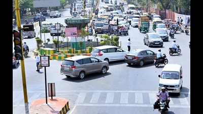 Traffic police managing traffic at the Ghaziabad Hapur Crossing near kavi nagar in Ghaziabad on Monday. (SAKIB ALI/HT PHOTO)