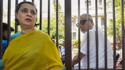 Trinamool Congress leaders Sagarika Ghose and Derek O'Brien during a 'dharna' with other TMC leaders at Mandir Marg police station in New Delhi on Tuesday. (PTI Photo)