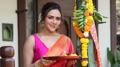 Amruta Khanvilkar celebrates Gudi Padwa with a special photoshoot. She wore a pink-orangge saree with a pink blouse and held an arti thali in her hands. Amruta Khanvilkar celebrates Gudi Padwa with a special photoshoot. She wore a pink-orangge saree with a pink blouse and held an arti thali in her hands.