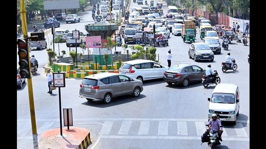 Traffic police managing traffic at the Ghaziabad Hapur Crossing near kavi nagar in Ghaziabad on Monday. (SAKIB ALI/HT PHOTO)