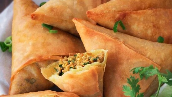 Catalyst Service Solutions Pvt. Ltd. supplied snacks to the automobile company's canteen and subcontracted the provision of samosas to another firm called Manohar Enterprise. (Representative Image)