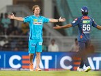 Jonty Rhodes congratulating Ravi Bishnoi for his one-handed catch. Jonty Rhodes congratulating Ravi Bishnoi for his one-handed catch.