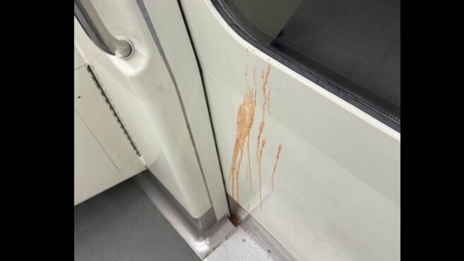 Gutkha stains in metro causes outrage among netizens, people say 'fine them immediately' - Vimarsana News