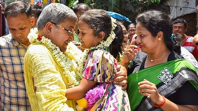 TMC candidate from Serampore constituency Kalyan Banerjee during a campaign in Uttarpara, in Hooghly, West Bengal. (PTI) TMC candidate from Serampore constituency Kalyan Banerjee during a campaign in Uttarpara, in Hooghly, West Bengal. (PTI)