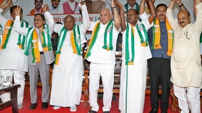 Bengaluru, Mar 29 (ANI): Karnataka Bharatiya Janata Party (BJP) President Vijayendra Yediyurappa along with Janata Dal (Secular) chief HD Deve Gowda, former state CMs B. S. Yediyurappa, HD Kumaraswamy, BS Bommai, BJP Karnataka incharge Radha Mohan Das hold hands at the Coordination Committee Meeting organised by BJP and JD(S) leaders ahead of the 2024 Lok Sabha elections, in Bengaluru on Friday. (ANI Photo) (hd kumaraswamy-X) Bengaluru, Mar 29 (ANI): Karnataka Bharatiya Janata Party (BJP) President Vijayendra Yediyurappa along with Janata Dal (Secular) chief HD Deve Gowda, former state CMs B. S. Yediyurappa, HD Kumaraswamy, BS Bommai, BJP Karnataka incharge Radha Mohan Das hold hands at the Coordination Committee Meeting organised by BJP and JD(S) leaders ahead of the 2024 Lok Sabha elections, in Bengaluru on Friday. (ANI Photo) (hd kumaraswamy-X)