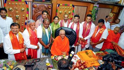 BJP candidates for Lok Saha Polls V. Somanna, Tejasvi Surya, Shobha Karandlaje,P C Mohan and Yaduveer Krishnadatta Chamaraja Wadiyar along with JD (S) candidate for Lok Saha Polls H D Kumaraswamy, meet Nirmalanandanatha Swamiji and took his blessings, on Wednesday. (ANI) BJP candidates for Lok Saha Polls V. Somanna, Tejasvi Surya, Shobha Karandlaje,P C Mohan and Yaduveer Krishnadatta Chamaraja Wadiyar along with JD (S) candidate for Lok Saha Polls H D Kumaraswamy, meet Nirmalanandanatha Swamiji and took his blessings, on Wednesday. (ANI)