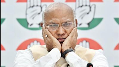 Congress President Mallikarkun Kharge asked President Droupadi Murmu to annul the MoUs signed under the 2021 policy (HT PHOTO/AJAY AGGARWAL) Congress President Mallikarkun Kharge asked President Droupadi Murmu to annul the MoUs signed under the 2021 policy (HT PHOTO/AJAY AGGARWAL)