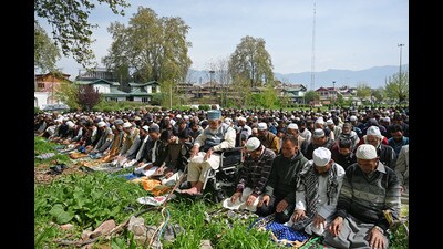 Devotees offer namaz on the occasion of Eid-ul-Fitr at Hazratbal shrine in Srinagar on Wednesday. Biggest Eid congregational prayers in Kashmir were held at Hazratbal shrine where besides the common man many top politicians offered Eid prayers. (Waseem Andrabi /HT) Devotees offer namaz on the occasion of Eid-ul-Fitr at Hazratbal shrine in Srinagar on Wednesday. Biggest Eid congregational prayers in Kashmir were held at Hazratbal shrine where besides the common man many top politicians offered Eid prayers. (Waseem Andrabi /HT)